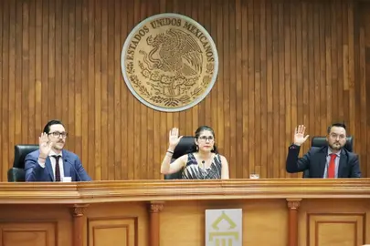 Los magistrados del TEEG durante la sesi&oacute;n p&uacute;blica donde ordenaron al Poder Legislativo concluir la regulaci&oacute;n de la revocaci&oacute;n de mandato para la gubernatura del estado.