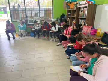 Madres, padres y personas cuidadoras participan en los talleres de Crianza Positiva que imparte el DIF Estatal, orientados a fortalecer las habilidades parentales y mejorar la convivencia familiar.