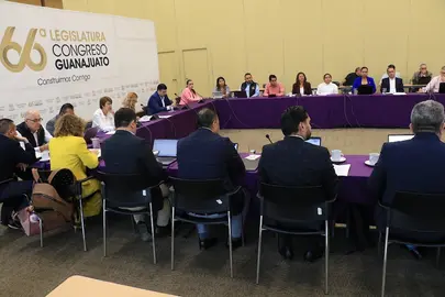 Diputados, asesores parlamentarios y representantes de diversas instituciones y ayuntamientos analizaron, en mesa de trabajo de la Comisi&oacute;n de Desarrollo Urbano y Obra P&uacute;blica del Congreso del Estado, la iniciativa de la Ley para la Regularizaci&oacute;n de Asentamientos Humanos.