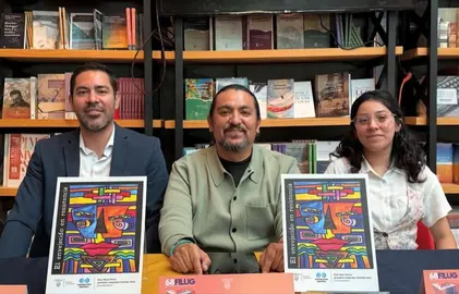 Los investigadores Eloy Maya P&eacute;rez, Alfredo Ram&iacute;rez R&iacute;os y Natalia Miranda C&aacute;zares durante la presentaci&oacute;n de la obra El envejecido en resistencia en el marco de la 68 edici&oacute;n de la FILUG.