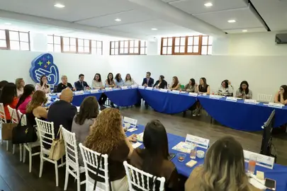 Directivos del Sistema DIF Estatal y de la Secretar&iacute;a de Econom&iacute;a durante la reuni&oacute;n de trabajo con las presidentas de los diferentes cap&iacute;tulos de AMEXME en la entidad, orientada a fortalecer las acciones de impacto social.