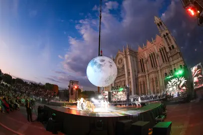 La imponente fachada del Templo Expiatorio sirve como tel&oacute;n de fondo para la puesta en escena gratuita que fusiona m&uacute;sica en vivo, danza contempor&aacute;nea y ballet a&eacute;reo, con funciones programadas durante todo el fin de semana.