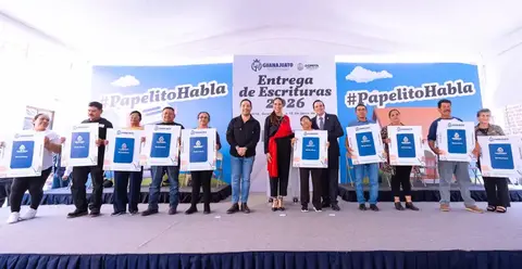 Gobierno estatal entrega escrituras a 133 familias romitenses
