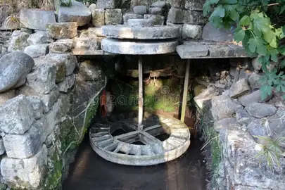 10 Molino hidr&aacute;ulico de piedra - Imagen, Dreamstime