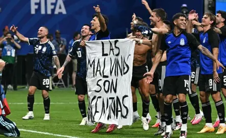 Argentina mostrando Las Malvinas son argentinas despu&eacute;s de ganar la semifinal by Rolling Stone Espa&ntilde;ol