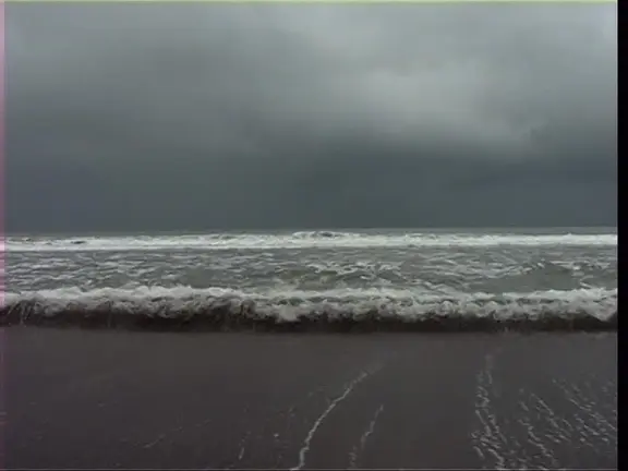 739582515-costa-rica-nube-de-lluvia-resaca-mar-playa-de-arena