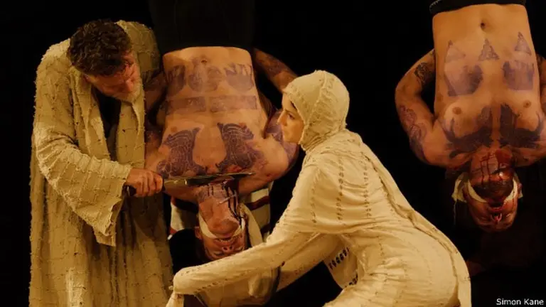 Escena de Tito Andr&oacute;nico - Foto, Simon Kane