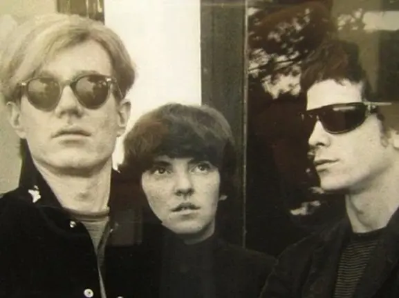 La baterista Maureen 'Moe' Tucker con Andy Warhol y Lou Reed