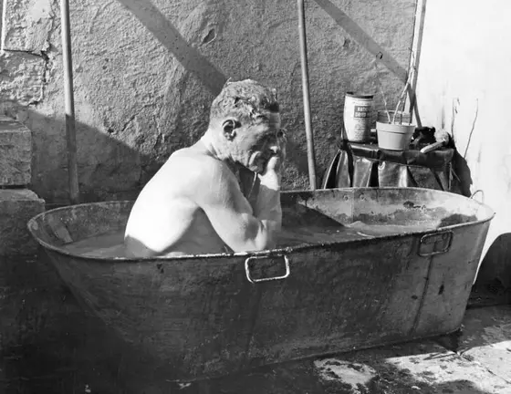 Imagen antigua de un baño en tina
