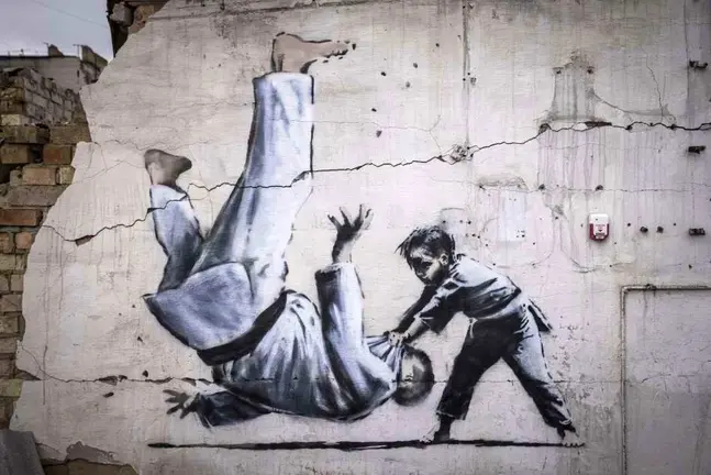 Uno de la serie de grafitis obsequiados por Banksy a los muros de Kiev, Ucrania