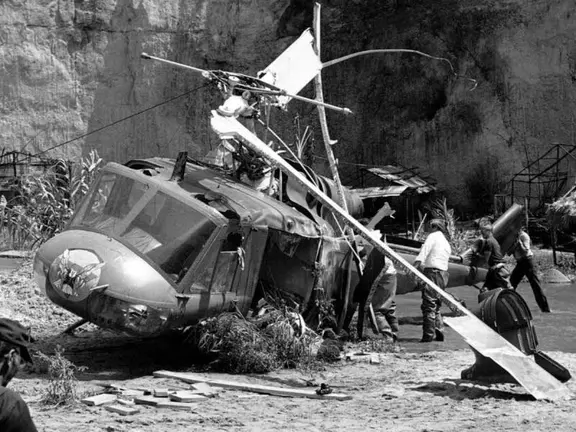 El helic&oacute;ptero que mat&oacute; a Morrow y a los ni&ntilde;os, horas despu&eacute;s de la tragedia.
