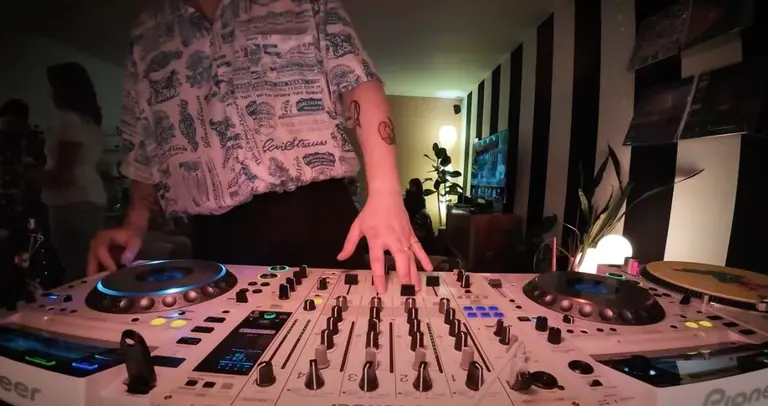 This Jazz-House Mix Feels Like a Warm Night In with Friends | Mix by bl&auml;ulich
