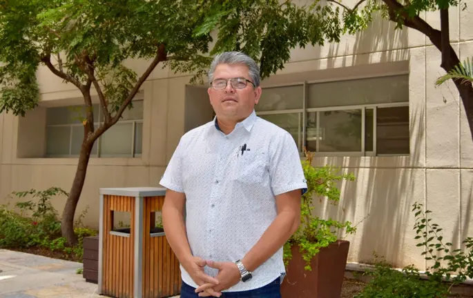 El Dr. C&eacute;sar Guti&eacute;rrez Vaca desarroll&oacute;, en vinculaci&oacute;n con la iniciativa privada, un dispositivo que permite la transici&oacute;n del trasplante manual de agave a un sistema mecanizado en los campos de cultivo.