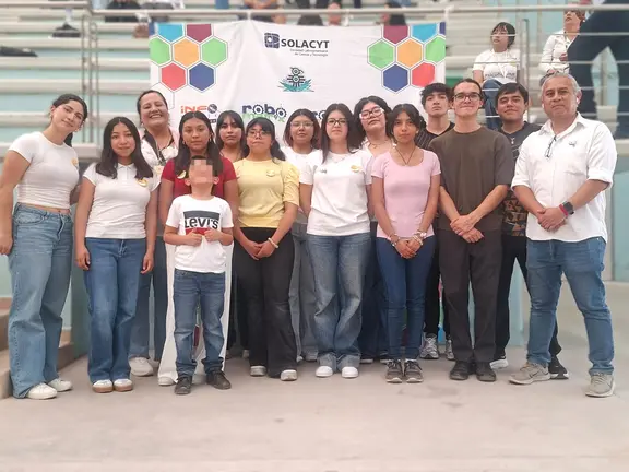 Estudiantes de la ENMS Guanajuato que obtuvieron medallas de plata y bronce en el certamen de SOLACyT e Iberociencias, acompa&ntilde;ados por los asesores Claudia Erika Morales y Jos&eacute; Juan Carre&oacute;n.
