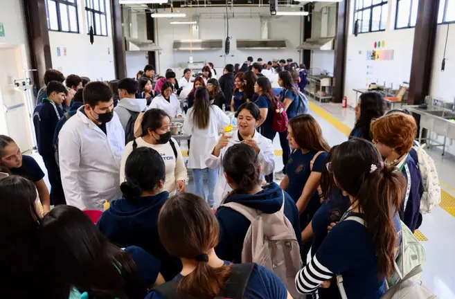 Acad&eacute;micos y egresados orientaron a los j&oacute;venes sobre el campo laboral y las oportunidades de crecimiento en el sector industrial.