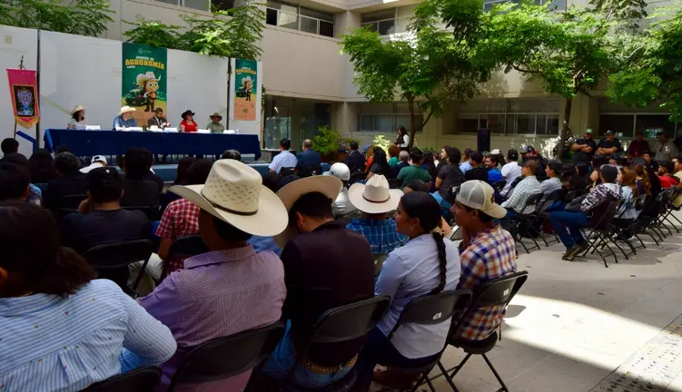 Estudiantes y docentes de la Divisi&oacute;n de Ciencias de la Vida participaron en la inauguraci&oacute;n de la Semana de Agronom&iacute;a 2026, donde se analizaron las tendencias del sector agroindustrial y el compromiso con la producci&oacute;n sostenible de alimentos.
