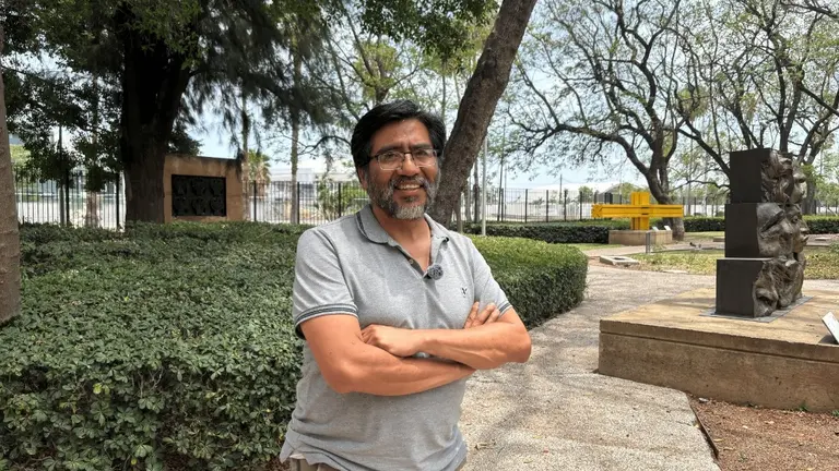 A trav&eacute;s de la socioling&uuml;&iacute;stica indomexicana, el Dr. Felipe Canuto analiza la relaci&oacute;n entre lengua, sociedad y procesos de desplazamiento cultural.