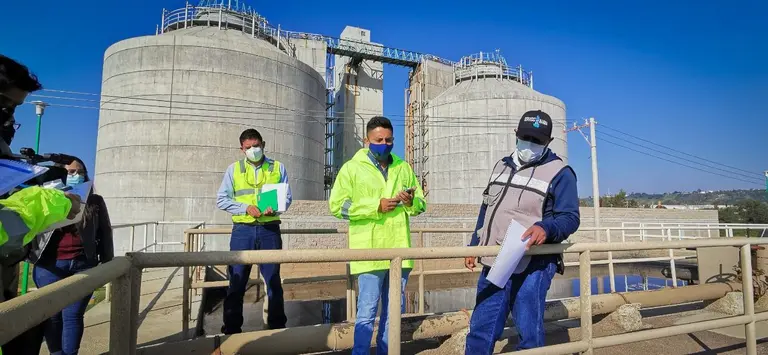 T&eacute;cnicos supervisan los procesos de tratamiento de aguas residuales; la iniciativa legislativa propone reportes peri&oacute;dicos de desempe&ntilde;o mediante el uso de tecnolog&iacute;a.