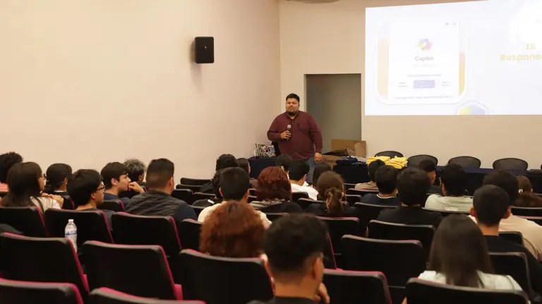 La comunidad universitaria cuenta ahora con un programa de formaci&oacute;n digital de diez horas para dominar el uso de la IA y mejorar su perfil profesional ante las demandas del mercado laboral.