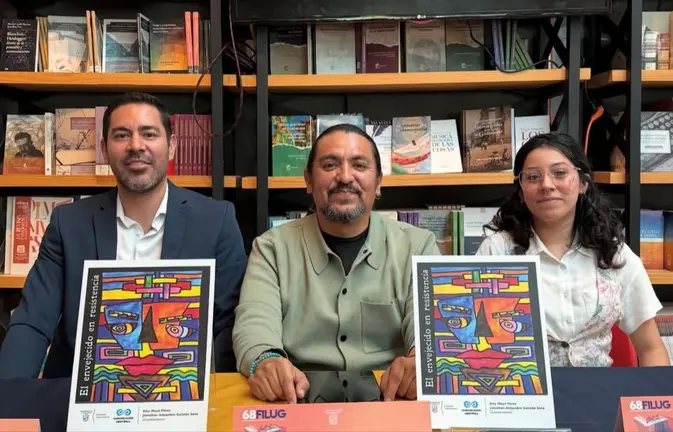 Los investigadores Eloy Maya P&eacute;rez, Alfredo Ram&iacute;rez R&iacute;os y Natalia Miranda C&aacute;zares durante la presentaci&oacute;n de la obra El envejecido en resistencia en el marco de la 68 edici&oacute;n de la FILUG.
