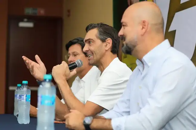 Giba, Leyenda del voleibol brasile&ntilde;o, charla con j&oacute;venes y ni&ntilde;os en festival internacional Le&oacute;n 450