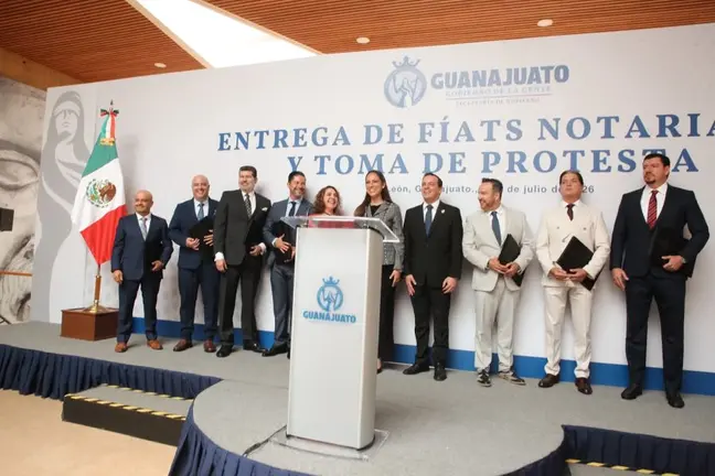 Entrega Guanajuato 7 nuevos fiats notariales
