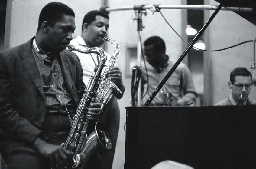 Sesiones de grabación del álbum Kind of Blue. Aparecen Coltrane, Cannonball Adderlay, Davis y Evans. Foto, Don Hunstein.