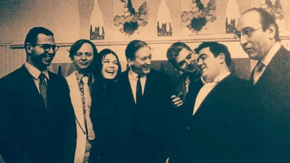 De izquierda a derecha: George Hirsch, Tom Wolfe, Gloria Steinem, Clay Felker (director), Peter Maas, Jimmy Breslin y Milton Glaser. En la redacción del suplemento dominical “New York”, del “Herald Tribune”, una noche del otoño de 1962
