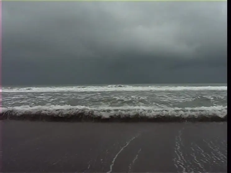 739582515-costa-rica-nube-de-lluvia-resaca-mar-playa-de-arena
