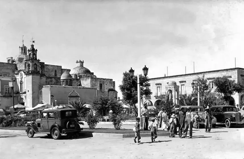 El Jardín de la Industria, hoy Plaza de los Fundadores, en León Guanajuato, hacia los años 40 del siglo XX, contaba con una fuente morisca, ya de uso ornamental