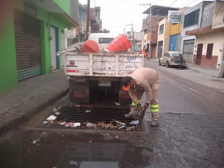 Archivo sapal alcantarilla basura limpieza