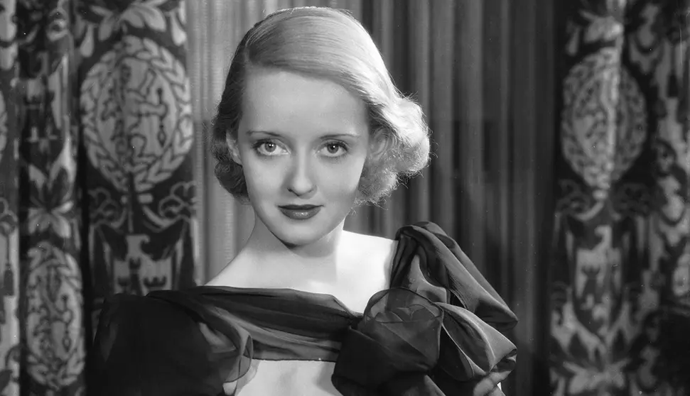 1932:  American film star Bette Davis (1908 - 1989) who signed for Warner Brothers in 1932 after a spell at Universal Studios.  (Photo via John Kobal Foundation/Getty Images)