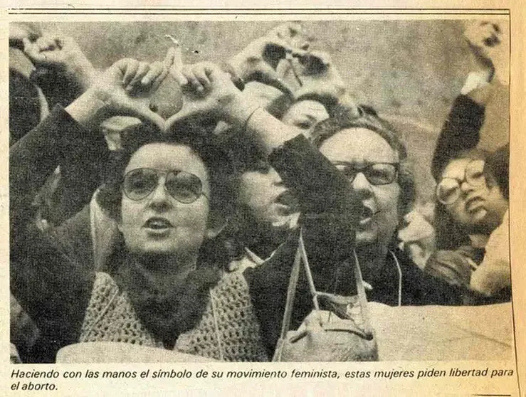 La artista Mónica Mayer y otras mujeres en una manifestación por el derecho al aborto, años 70