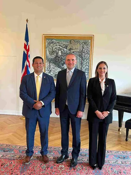 Se reúnen Diego Sinhue y Adriana Rodríguez con el Presidente de Islandia