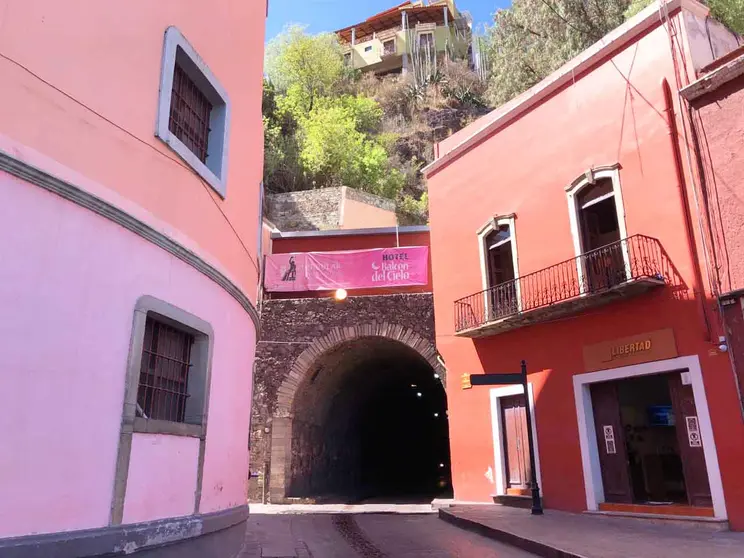 Restringen paso de vehículos pesados en la calle Constancia por obras en el Teatro Juárez