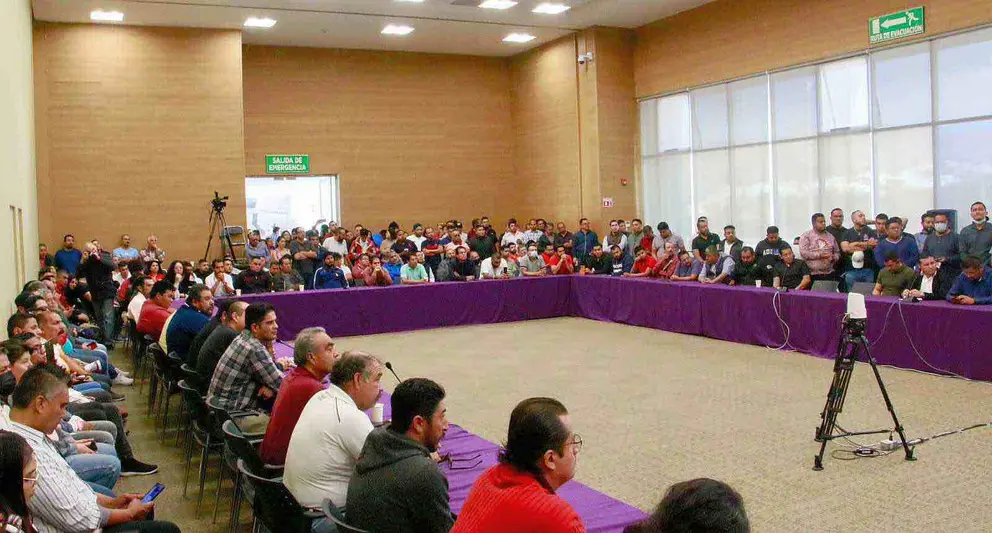 Protestan ante el Congreso taxistas de apps por cobros gubernamentales