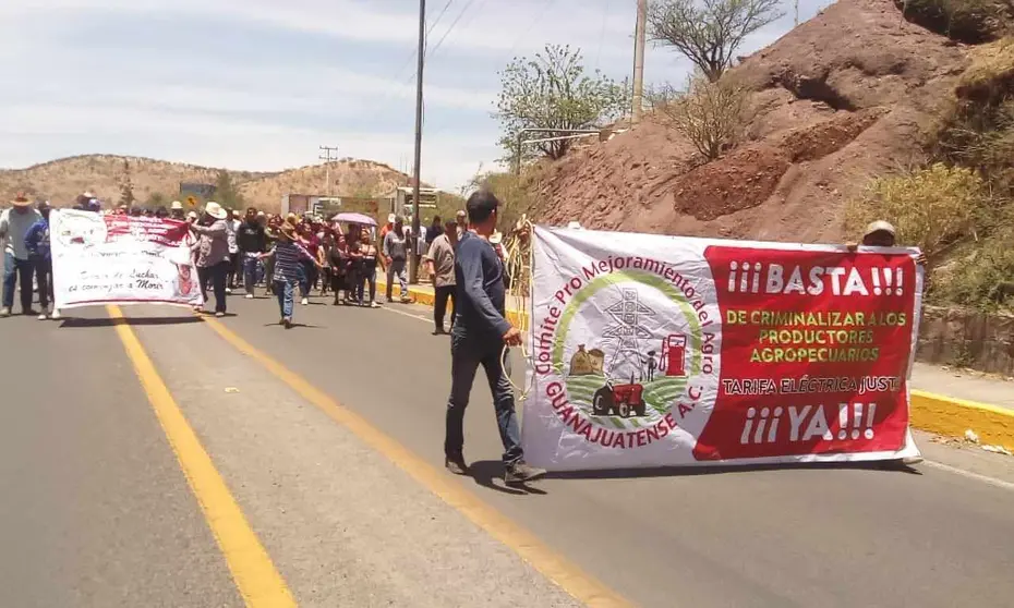 Protestan campesinos por altas cuotas de electricidad