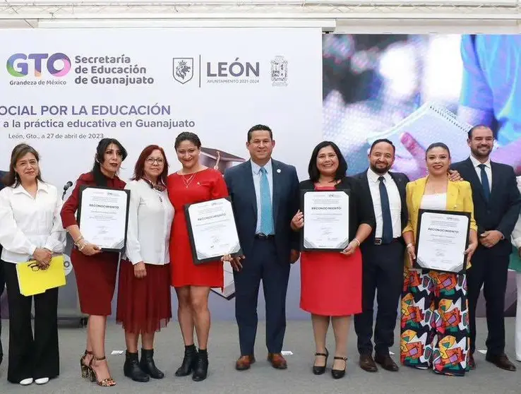 Entrega Diego Sinhue reconocimientos por mejores prácticas de docentes