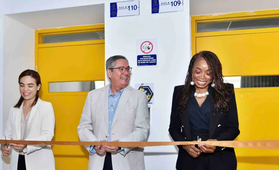 Funcionarios e investigadora de la UG León inauguran laboratorio de ciencias sociales