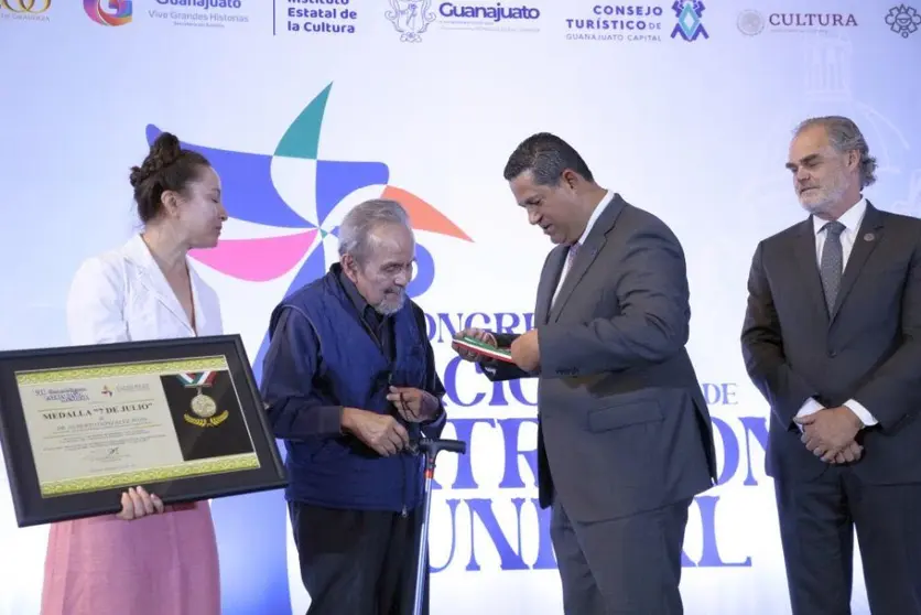 Entrega Diego Sinhue medalla al investigador Alberto González Pozo