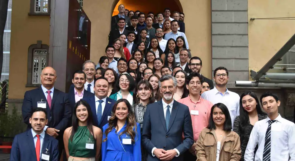 Abandera JuventudEsGTO a jóvenes que estudiarán su maestría en Francia