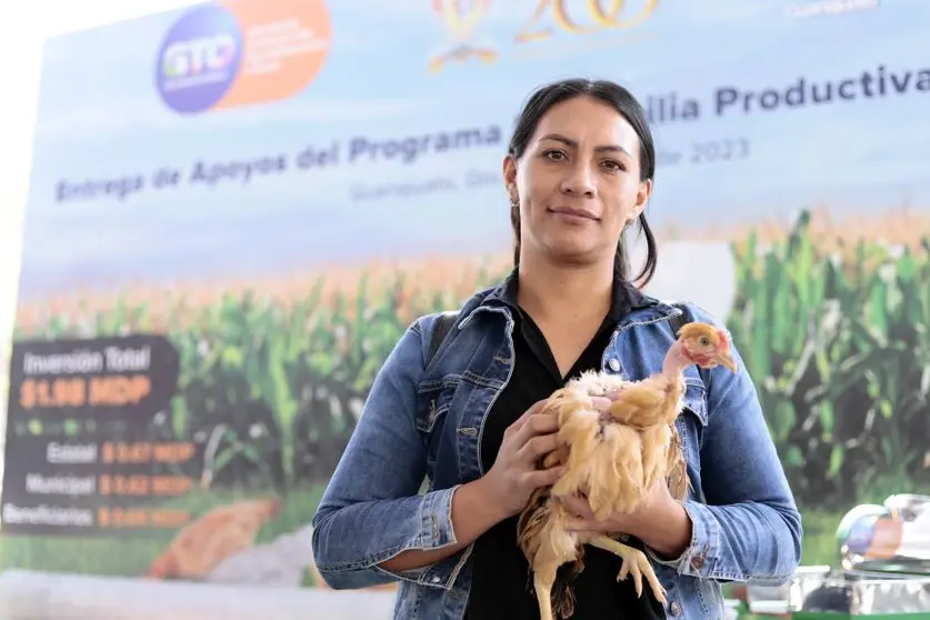 Entrega Guanajuato apoyos de programa Mi Familia Productiva