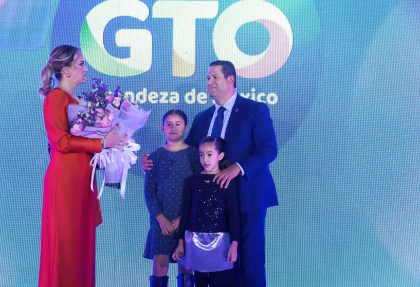 Rinde Adriana Ramírez Lozano 5o informe del DIF Guanajuato