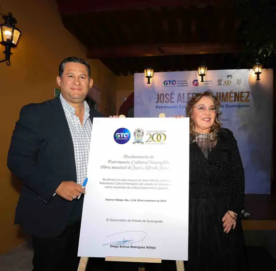 Firma Decreto a José Alfredo Jiménez