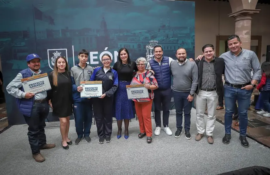 Ale Guti&eacute;rrez con  representantes de proyectos ganadores en 'Participa Le&oacute;n' 2024