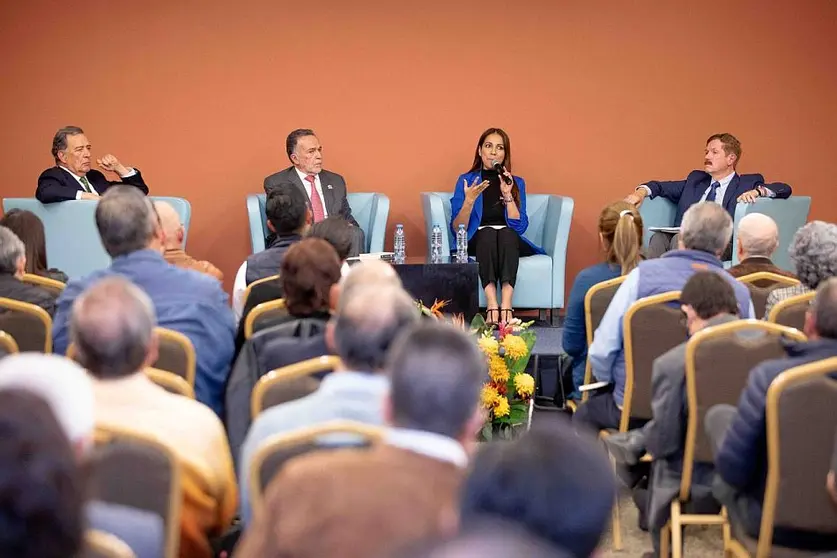 Libia Denisse participa en presentación de libro de Carlos Medina Plascencia