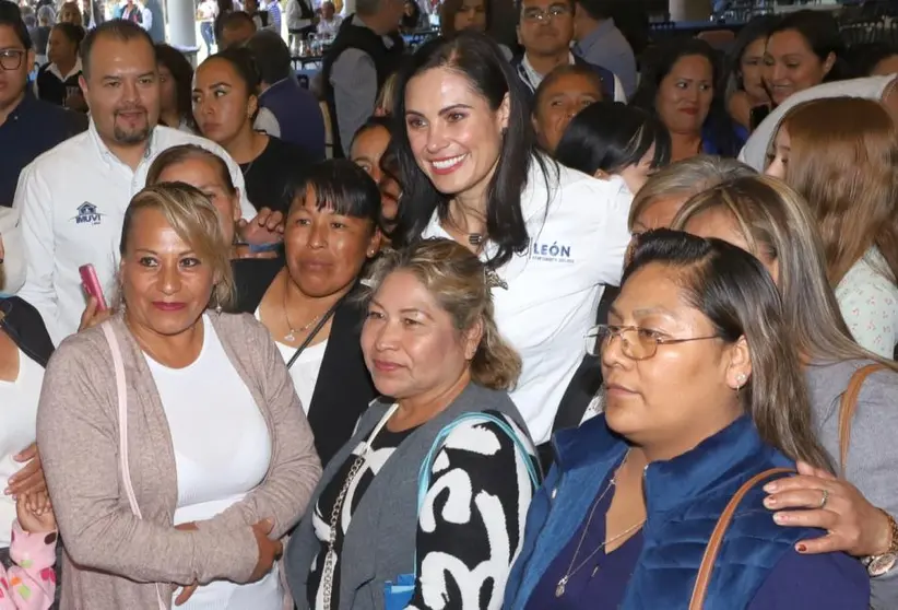 Ale Gutiérrez reconoce a grupos de apoyo a la vivienda social en León