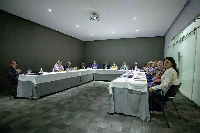 Equipo de Libia Dennise realiza mesa de consulta sobre el campo guanajuatense