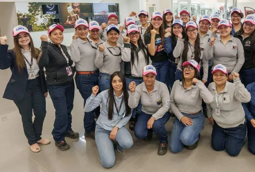Libia Dennise inicia campaña en el primer minuto de marzo con trabajadoras de empresa automotriz