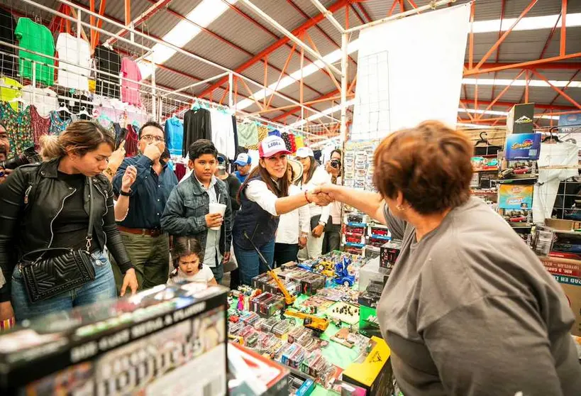 Libia recorre el macrotianguis de San Miguel en campaña por la gubernatura